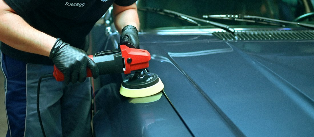 Orbital polisher restoring gloss on a car bonnet